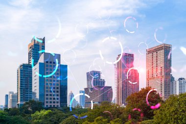 Soyut teknoloji hologramları Bangkok, Asya 'nın panorama şehri görüntüsü üzerinde simgeler. İnsanların ağ kurma ve bağlantı kurma kavramı. Çift pozlama.