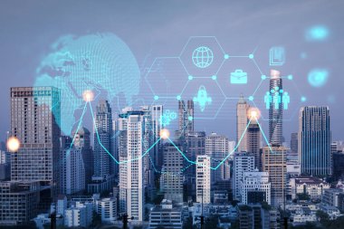 Araştırma ve Geliştirme Hologramı simgeleri parlıyor. Bangkok 'un günbatımı panoramik şehir manzarası. Asya 'da yeni hizmetler ve ürünler yaratmak için yenilikçi teknolojiler kavramı. Çift pozlama.