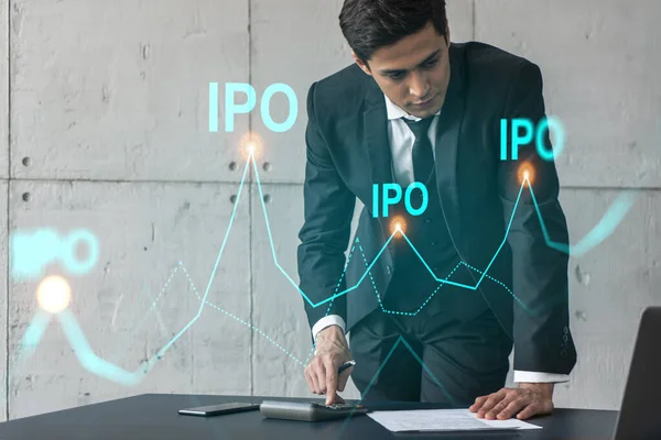 Бизнесмен подписывает контракт и ipo голограмму. Двойное воздействие. Формальная одежда. Концепция анализа рынка. — стоковое фото