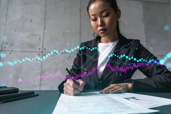 Seorang wanita menandatangani kontrak dan forex chart hologram. Konsep analisis pasar saham. Multiexposure. Bisnis internasional. — Stok Foto