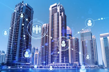 Şehir merkezindeki Dubai gökdelenleri. Uluslararası ticaret ve finansal hizmetler merkezi. Sosyal ağ simgeleri hologram, insanların bağlantı konsepti. Çifte maruziyet. Dubai Kanalı Rıhtımı.
