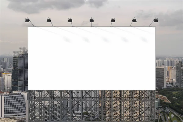 落日时分,白茫茫的白路广告牌上印有新加坡的城市景观背景.街头广告海报，模拟，3D渲染。前面的景色营销传播理念的营销理念. — 图库照片