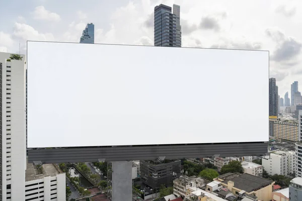 Cartellone bianco bianco bianco con sfondo paesaggio urbano Bangkok durante il giorno. Manifesto pubblicitario di strada, finto, rendering 3D. Vista frontale. Il concetto di comunicazione di marketing per promuovere o vendere l'idea. — Foto Stock