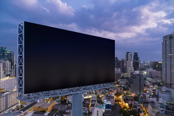 Panneau d'affichage de route noir blanc avec fond de paysage urbain de Bangkok la nuit. Affiche publicitaire, maquette, rendu 3D. Vue latérale. Le concept de communication marketing pour promouvoir l'idée. — Photo