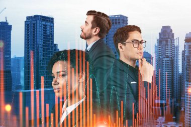 Takım elbiseli bir grup iş arkadaşı çok uluslu kurumsal ekibin bir parçası olarak fonda ticari strateji tahmininde bulunuyorlar. Eski çizelge. Bangkok arka planda. Çift pozlama