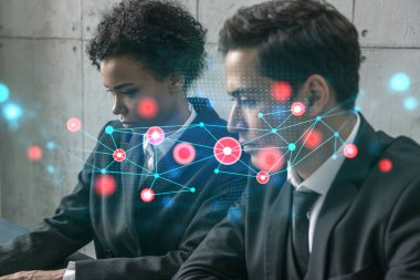 Teknoloji projesinde çalışan iki iyi görünümlü iş adamı. Çoklu maruz kalma. Hologram.