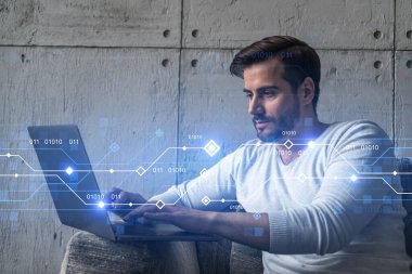 Sıradan giyinen ciddi bir beyaz adam yeni bir uygulama geliştirmek için dizüstü bilgisayar kullanıyor. Çifte maruziyet. Bilgi bağlantıları hologramı.