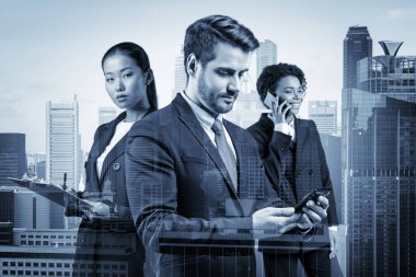 Takım elbiseli başarılı gülen iş adamlarından oluşan bir grup akıllı telefon kullanıyor ve sorunla nasıl başa çıkacaklarını düşünüyorlar, yeni kariyer fırsatları, MBA. Singapur arka planda. Çift pozlama.