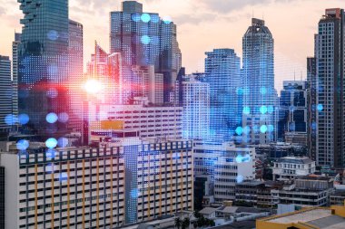 Dünya gezegeninin ışıldayan hologramı günbatımında Bangkok 'un hava panoramik şehir manzarasında, Asya' da. Uluslararası iş kavramı. Çoklu Pozlama.