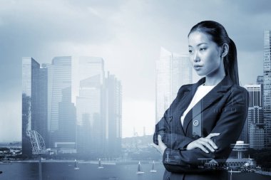 Kollarını kavuşturmuş, takım elbiseli başarılı Asyalı iş kadını. Singapur şehir manzarası. Kadın ticareti kavramı. Şehir merkezindeki mali işler. Çift pozlama.