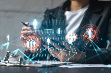 İş kadını akıllı telefon kullanarak not alıyor. Sosyal medya hologramı çifte ifşa. Halk ağ kavramı.