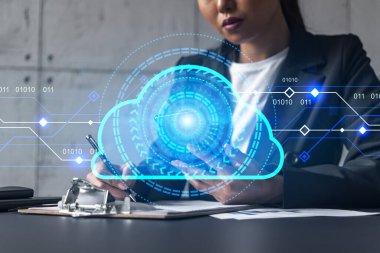 İş kadını not alıyor ve hologram saklıyor. Çifte maruziyet. İş teknolojisi çözümü.