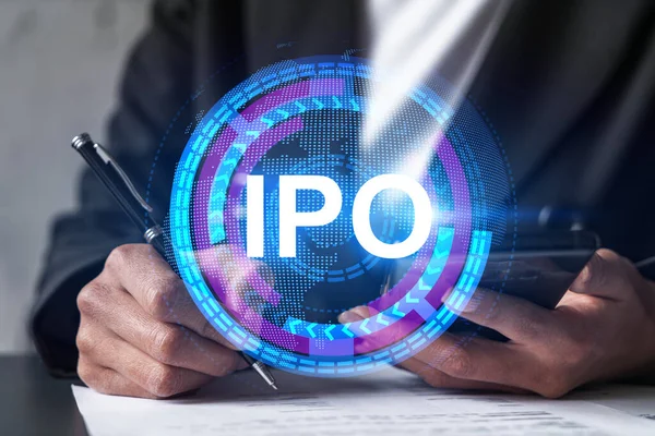 L'ologramma dell'IPO e una donna che firma un contratto usano il telefono. Doppia esposizione. Concetto iniziale di offerta primaria. — Foto Stock