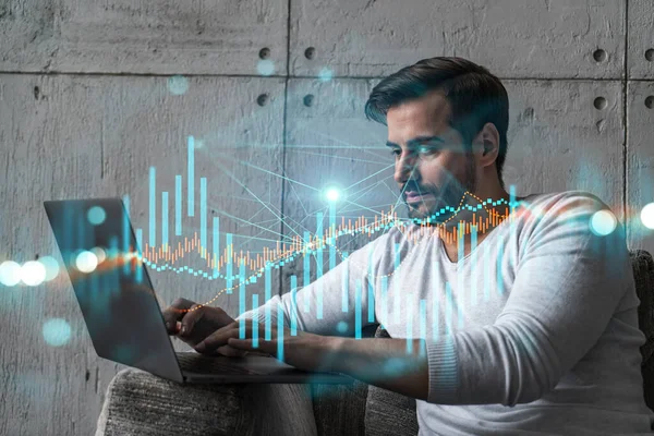 Ciddi bir Kafkasyalı analist gündelik giysiler içinde, dizüstü bilgisayar kullanarak borsa davranışlarını tahmin ediyor. Çifte maruziyet. Eski Hologram. İnternet ticareti kavramı. — Stok fotoğraf