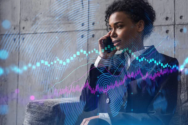 Femme d'affaires parle téléphone et hologramme de tableau financier de marché boursier. Double exposition. Concept d'obligations, d'actions et de devises négociables en ligne. — Photo