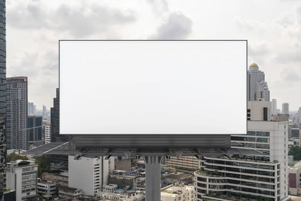 Cartelera blanca en blanco con fondo de paisaje urbano de Bangkok durante el día. Cartel publicitario callejero, maqueta, representación 3D. Vista frontal. El concepto de comunicación de marketing para promover o vender la idea. —  Fotos de Stock