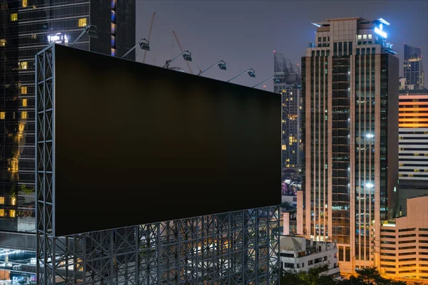 Panneau d'affichage de route noir blanc avec fond de paysage urbain de Bangkok la nuit. Affiche publicitaire, maquette, rendu 3D. Vue latérale. Le concept de communication marketing pour promouvoir l'idée. — Photo