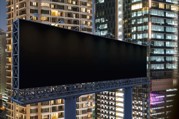 Panneau d'affichage de route noir blanc avec fond de paysage urbain de Bangkok la nuit. Affiche publicitaire, maquette, rendu 3D. Vue latérale. Le concept de communication marketing pour promouvoir l'idée. — Photo