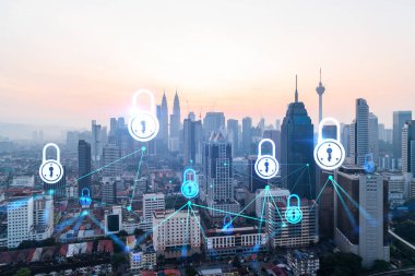 Asya, Malezya, Kuala Lumpur 'un günbatımı panoramik şehir manzarasında Padlock' un hologramı. KL 'deki siber güvenlik istihbaratı kavramı. Çoklu pozlama.
