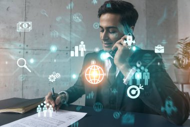 Ofiste cep telefonu ve iş simgeleri hologramından bahsederken kağıtları imzalayan bir adam. Çifte maruziyet. Resmi kıyafet. Yatırım.