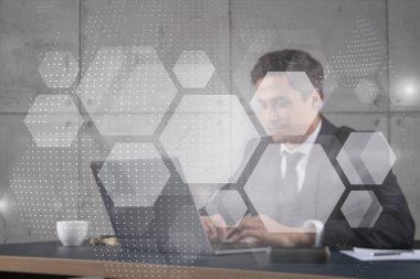 Ofisteki iş adamı dizüstü bilgisayarla çalışıyor, soyut teknoloji hologramı, daktilo bilgisayarı. Çift pozlama.