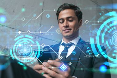 Ofiste Smartphone ile çalışan bir iş adamı, süreci optimize etmek için yeni teknolojiler hologramı, telefon daktilosu. Çift pozlama.