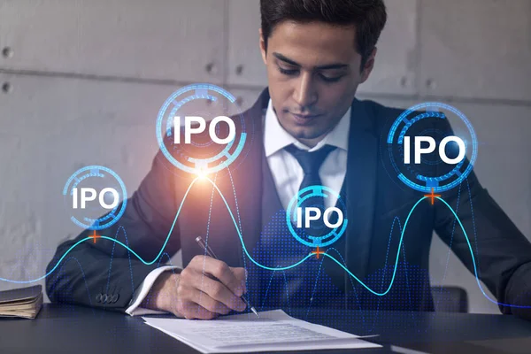 Zakenman tekent contract en ipo hologram. Dubbele belichting. Formele slijtage. Begrip marktanalyse. — Stockfoto