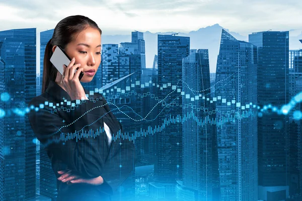 吸引亚洲女商人处理电话会议，预测资本市场行为。贸易战略的概念。外汇图表。新加坡。加倍暴露. — 图库照片