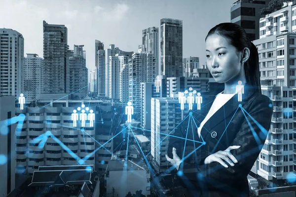 La atractiva joven directora asiática de recursos humanos en la compañía internacional está pensando en la contratación de especialistas altamente cualificados. Mujeres en concepto de negocios. Iconos de holograma de redes sociales en Bangkok. —  Fotos de Stock