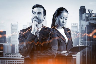 Çok uluslu şirket ekibindeki iki meslektaşımız risk ve yüksek teknolojili girişimler üzerine kafa yoruyor ve risk tahmini yapmaya ve olası gelir artışını tahmin etmeye çalışıyorlar. Singapur 'da hologram şeması.