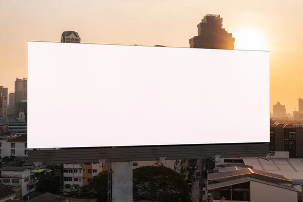 Blank outdoor estrada branca com fundo cityscape Bangkok ao pôr do sol. Cartaz publicitário de rua, mock up, renderização 3D. Vista frontal. O conceito de comunicação de marketing para promover ou vender ideia. — Fotografia de Stock