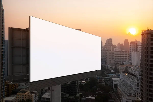 Cartellone bianco bianco bianco con Bangkok sfondo paesaggio urbano al tramonto. Manifesto pubblicitario di strada, finto, rendering 3D. Vista laterale. Il concetto di comunicazione di marketing per promuovere o vendere l'idea. — Foto Stock