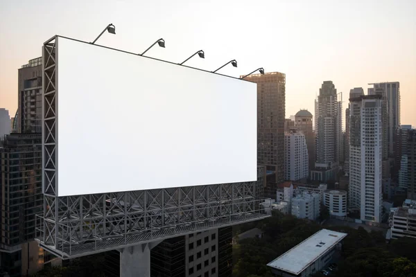 Cartelera blanca en blanco con fondo de paisaje urbano de Bangkok al atardecer. Cartel publicitario callejero, maqueta, representación 3D. Vista lateral. El concepto de comunicación de marketing para promover o vender la idea. — Foto de Stock