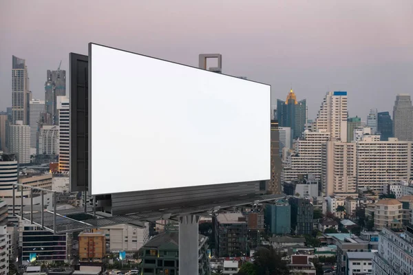 Gün batımında Bangkok şehir manzaralı boş beyaz yol reklam panosu. Sokak reklam afişi, maket, 3 boyutlu tasarım. Yan görüş. Pazarlama iletişimi fikri desteklemek veya satmak için. — Stok fotoğraf