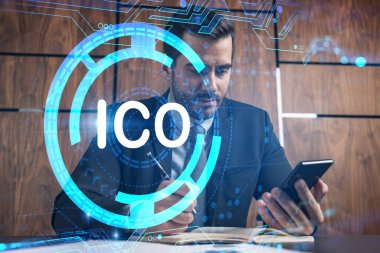 Ofiste telefon ve Meksika engelleme temalı hologram kullanarak not alan bir adam. Çoklu maruz kalma. Resmi giysi.