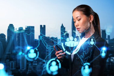 Uluslararası şirketteki çekici Asyalı İK müdürü akıllı telefon kullanarak adam toplamak için yüksek nitelikli uzmanlar arıyor. Bangkok 'ta sosyal medya hologramları.