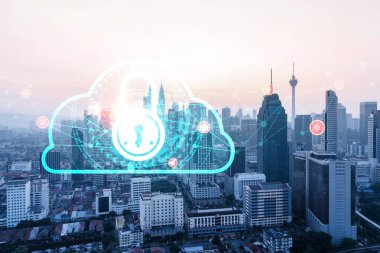 Asya, Malezya, Kuala Lumpur 'un günbatımı panoramik şehir manzarasında Padlock' un hologramı. KL 'deki siber güvenlik istihbaratı kavramı. Çoklu pozlama.