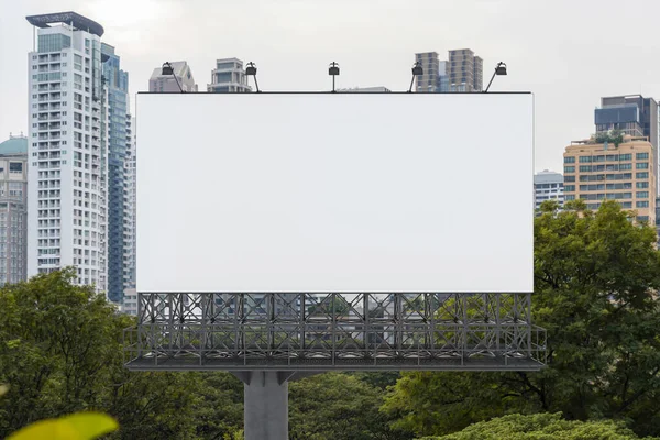 Cartelera blanca en blanco con fondo de paisaje urbano de Bangkok durante el día. Cartel publicitario callejero, maqueta, representación 3D. Vista frontal. El concepto de comunicación de marketing para promover o vender la idea. —  Fotos de Stock