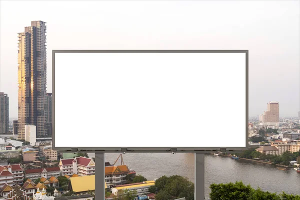 Tomma vit väg skylt med Bangkok stadsbild bakgrund på dagen. Affisch för gatureklam, modell, 3D-återgivning. Framifrån. Begreppet marknadskommunikation för att främja eller sälja idéer. — Stockfoto