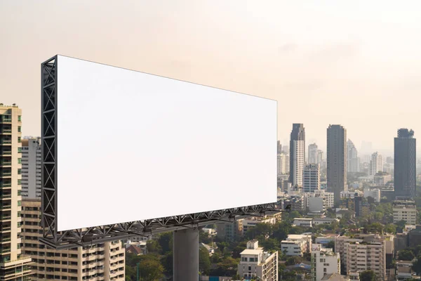 Bangkok şehir manzarası geçmişi olan boş beyaz yol reklam panosu. Sokak reklam afişi, maket, 3 boyutlu tasarım. Yan görüş. Pazarlama iletişimi fikri desteklemek veya satmak için. — Stok fotoğraf