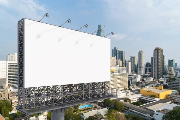 Blank biała droga billboard z tłem miasta Bangkok w ciągu dnia. Plakat reklamowy, makieta, renderowanie 3D. Widok z boku. Koncepcja komunikacji marketingowej promującej lub sprzedającej pomysły. — Zdjęcie stockowe