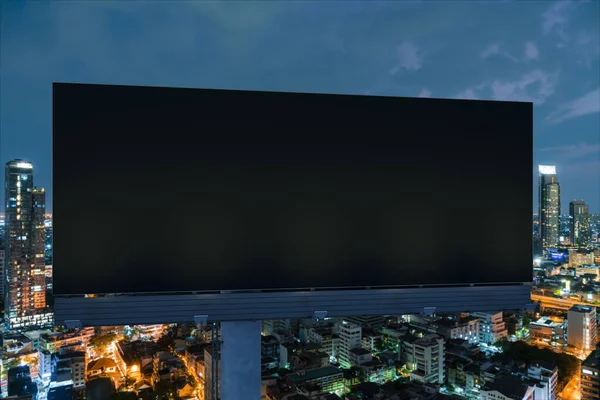 Bianco cartellone stradale nero con Bangkok sfondo paesaggio urbano durante la notte. Manifesto pubblicitario di strada, finto, rendering 3D. Vista frontale. Il concetto di comunicazione di marketing per vendere l'idea. — Foto Stock