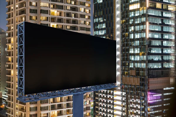 Panneau d'affichage de route noir blanc avec fond de paysage urbain de Bangkok la nuit. Affiche publicitaire, maquette, rendu 3D. Vue latérale. Le concept de communication marketing pour promouvoir l'idée. — Photo