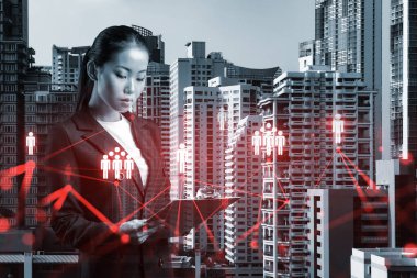 Uluslararası şirketteki çekici Asyalı İK müdürü yüksek nitelikli uzmanlar toplamak için iş toplantıları planlamak üzere kişisel organizatörleri araştırıyor. Bangkok 'ta sosyal medya simgeleri.