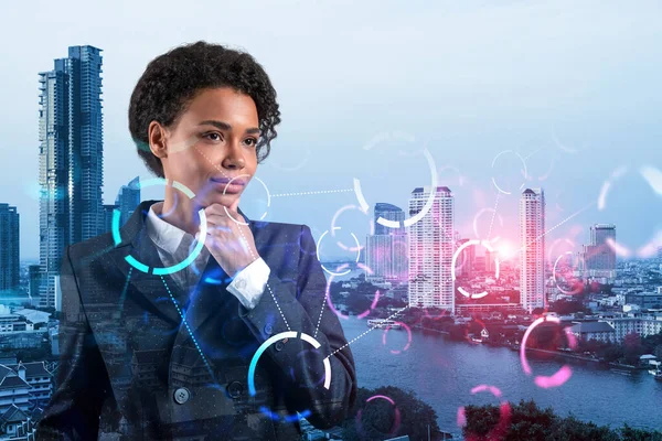 Femme d'affaires noire attrayante réfléchissant sur la technologie au processus d'affaires pour atteindre une croissance énorme dans le commerce. Icônes hologramme Tech sur fond Bangkok — Photo