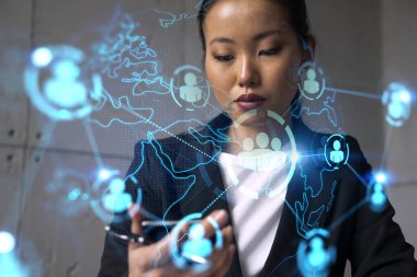 İş kadını telefonu kullanıyor, modern ofiste yeni bir proje üzerinde çalışıyor. Çifte maruziyet. Başarı kavramı. Sosyal ağ hologramı.