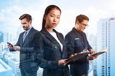 Takım elbiseli üç iş arkadaşından oluşan bir grup yeni kariyer fırsatları elde etmek için proje üzerinde birlikte çalışıyorlar. Bangkok 'taki çok uluslu şirket takımı kavramı. Çift pozlama.