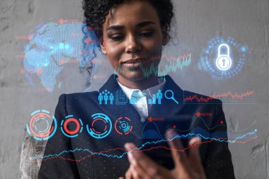 İş kadını telefonu kullanıyor, modern ofiste yeni bir proje üzerinde çalışıyor. Çifte maruziyet. Başarı kavramı.