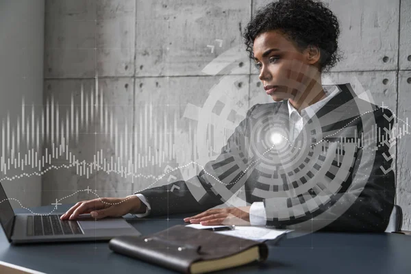 Femme d'affaires tapant sur le travail d'ordinateur portable dans le bureau moderne sur le nouveau projet. marché financier graphique hologramme de dessin. Double exposition. Concept de succès. — Photo