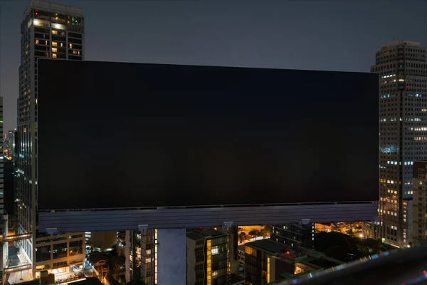 Cartelera de carretera negra en blanco con fondo de paisaje urbano de Bangkok por la noche. Cartel publicitario callejero, maqueta, representación 3D. Vista frontal. El concepto de comunicación de marketing para vender la idea. —  Fotos de Stock